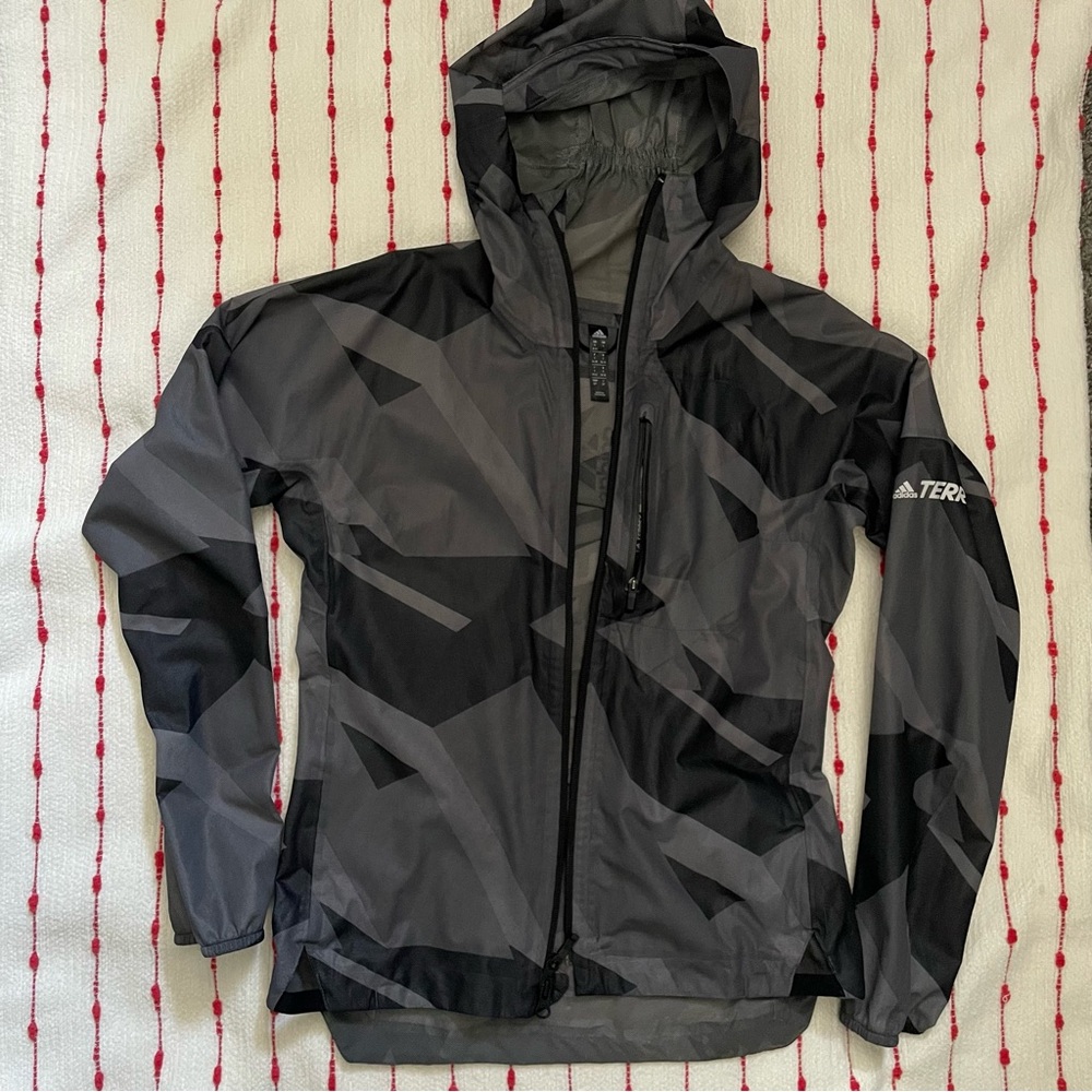 Adidas women’s Terrex Agravic Graphic Jacket Size small